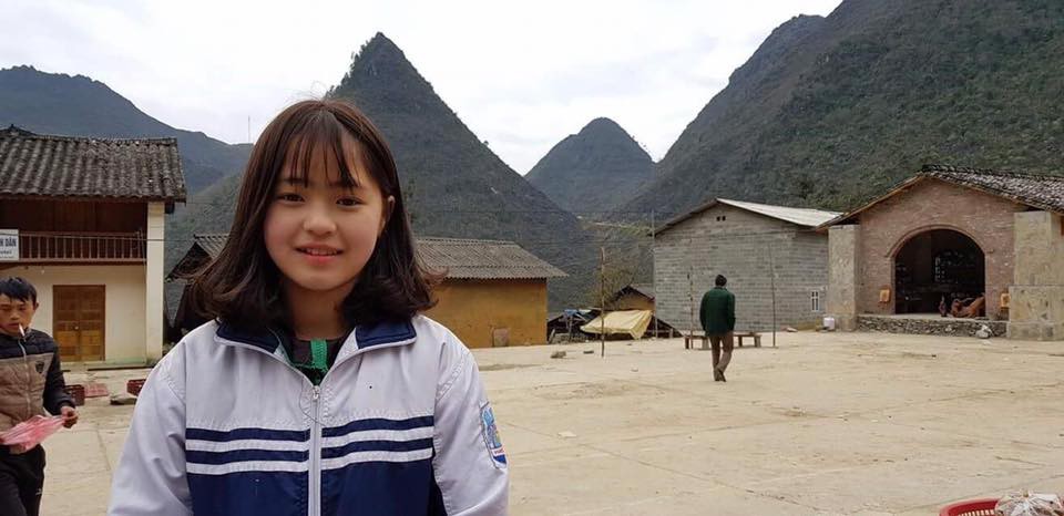 Cô bạn diện đồng phục, ngồi bán hạt óc chó làm khó dân mạng nhất hôm nay!